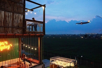 cafe shops offer guest perfect view to spot airplanes on and off tan son nhat airport