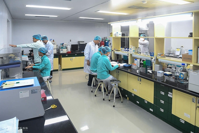 Vietnam to start human trials of indigenous COVID-19 vaccine in December Vietnamese researchers at Vabiotech company working on COVID-19 vaccine (Photo: VNE)
