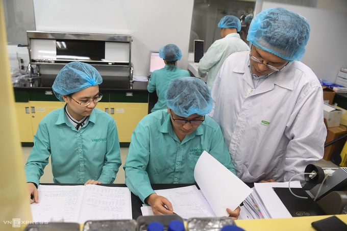 Vietnam to start human trials of indigenous COVID-19 vaccine in December COVID-19 vaccine developers at Vabiotech company (Photo: VNE)