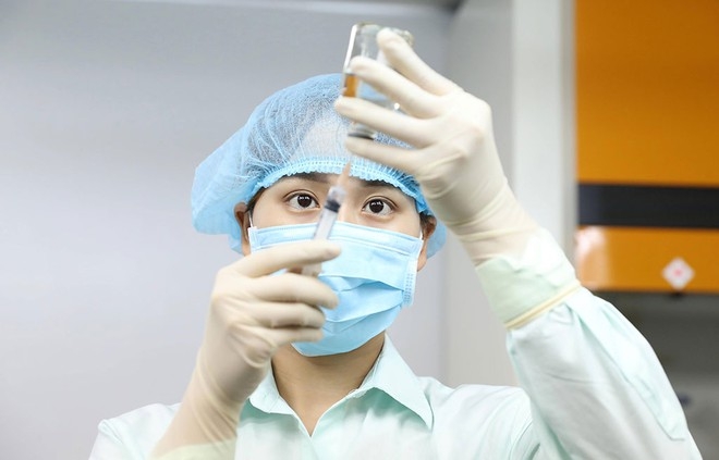 Vietnam to start human trials of indigenous COVID-19 vaccine in December A researcher at Vabiotech company (Photo: Ministry of Health)