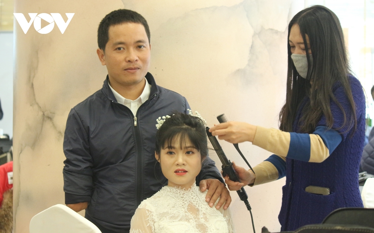 Mutual wedding of 46 disabled couples touches the heart of attendants Mr. truong xuan lam and mrs. nguyen thi hoa (photo: vov)