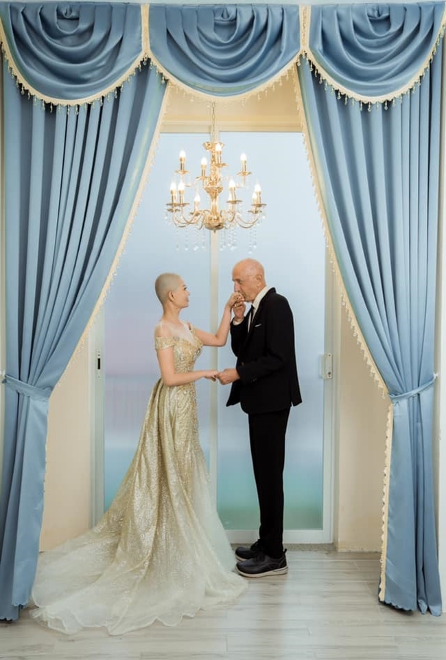 Vietnamese bride shaves head to cheer up American fiance diagnosed with cancer Vietnamese bride shaves bald to encourage her American fiance in cancer battle