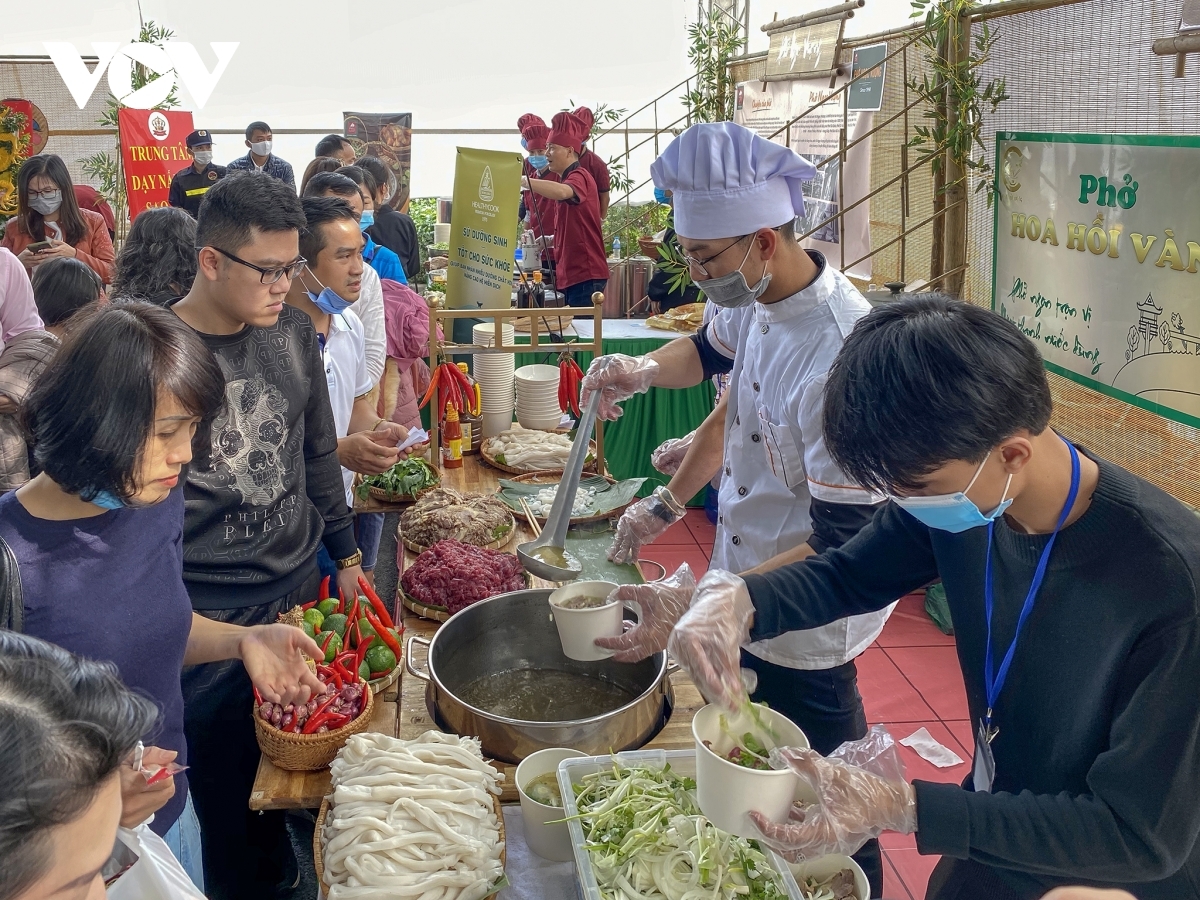 Pho Day December 12: An overall picture of Vietnam’s Pho Visitors waiting for the bowl of Pho (Photo: VOV)