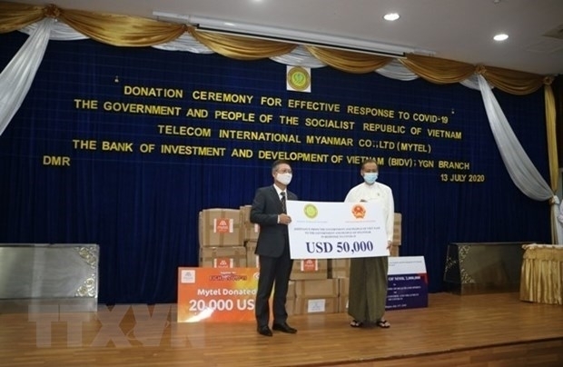 Vietnam Ambassador to Myanmar Ly Quoc Tuan on July 13 presented the fund to Prof. Dr. Zaw Than Htun, head of the Myanmar ministry’s Department of Medical Research. (Photo: VNA)