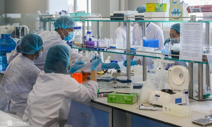 undefined Employees of Nanogen Pharmaceutical Biotechnology JSC work in a molecular biology room to produce made-in-Vietnam vaccine to be tested on human, December 2020. (Photo: VNE)