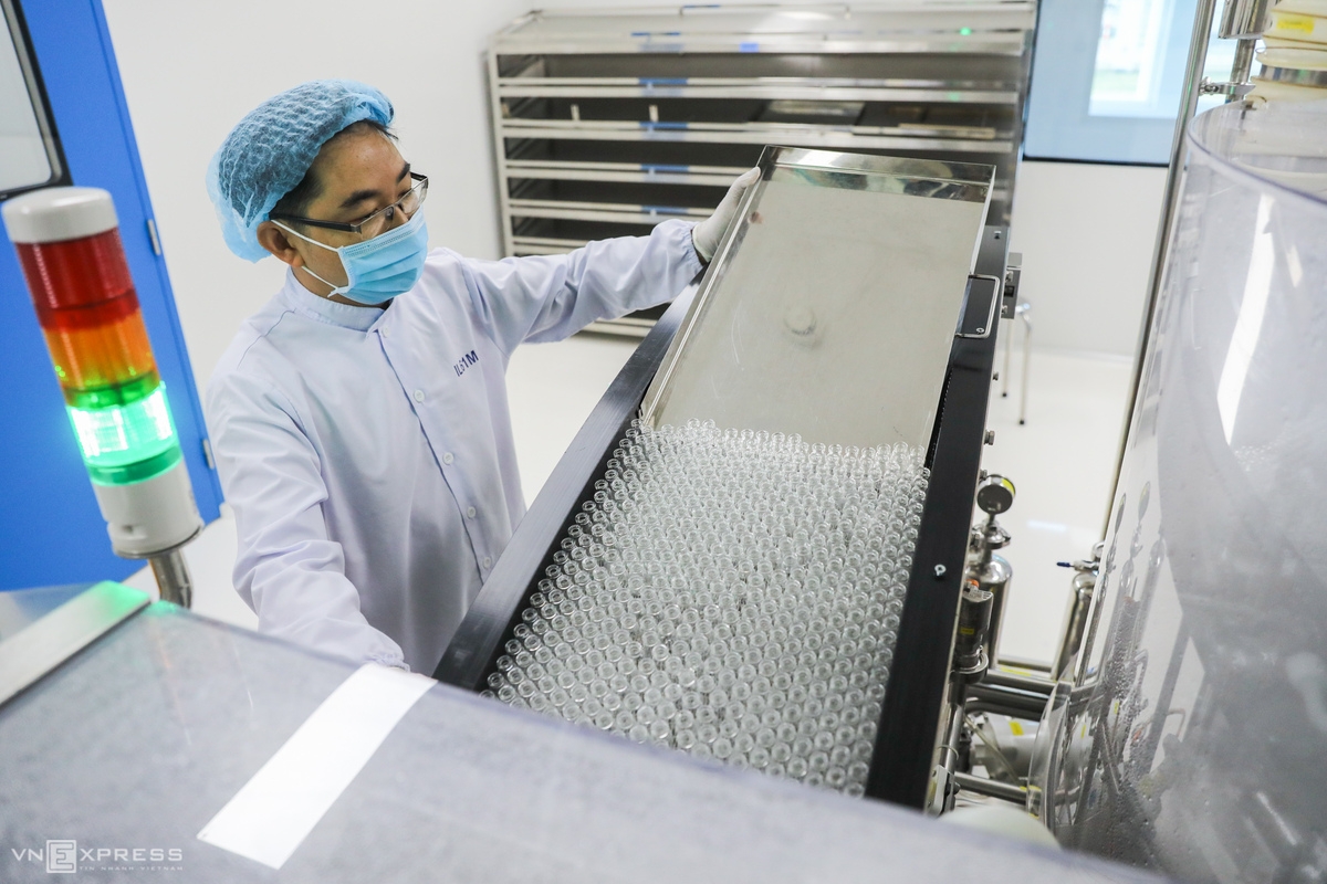 Vietnam all geared up for Covid-19 vaccine trial A staff producing Nanocovax vaccine (Photo: VNE)