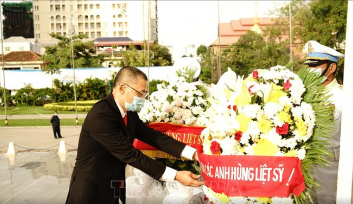 Vietnamese leaders pay tribute to fallen soldiers in Cambodia Vietnamese leaders pay tribute to fallen soldiers in Cambodia