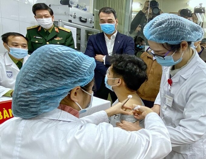 Deputy PM visits Vietnam’s first COVID-19 vaccine volunteers A man is injected with nanocovax, the first made-in-vietnam covid-19 vaccine, in hanoi, december 17, 2020 (phôt: vne)