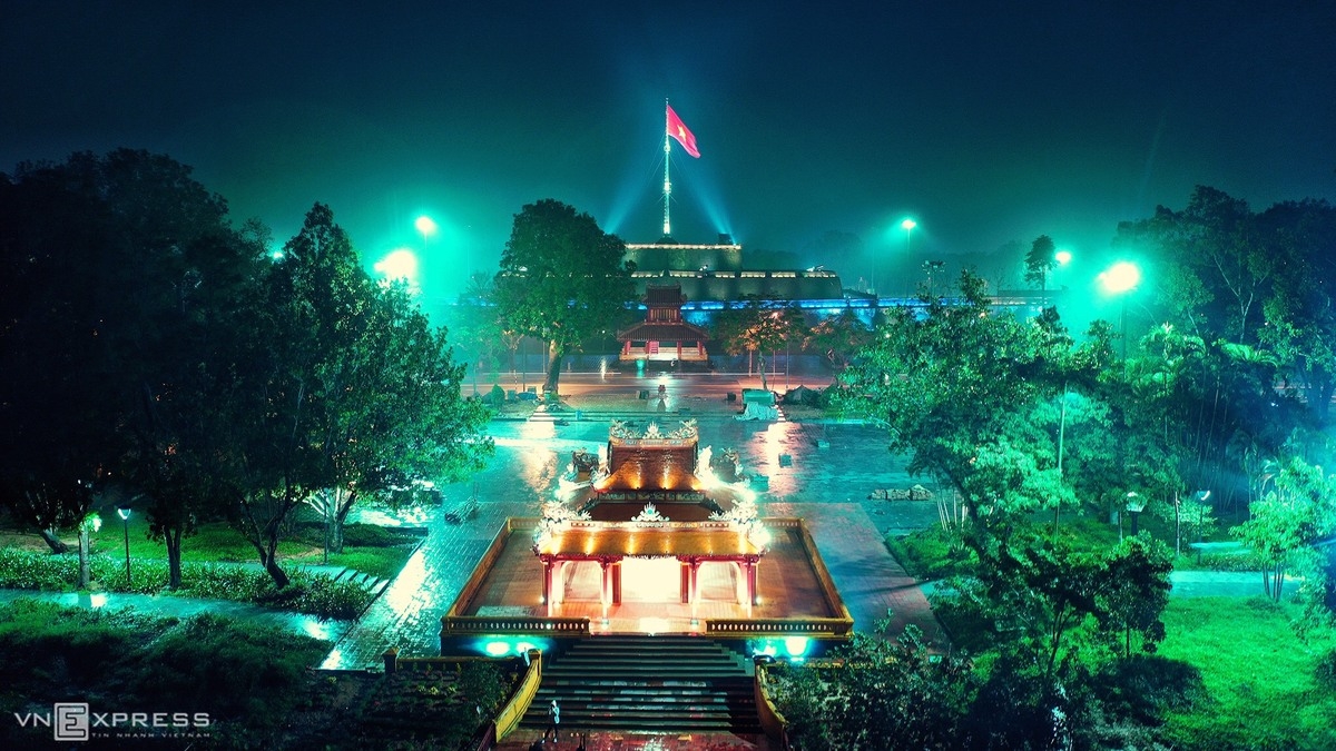 Hue in glimmer and grace as night falls Hue in glimmer and grace as night falls