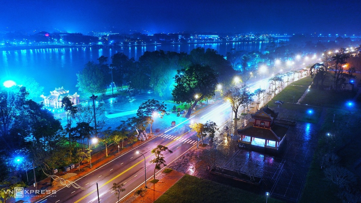 Hue in glimmer and grace as night falls Hue in glimmer and grace as night falls