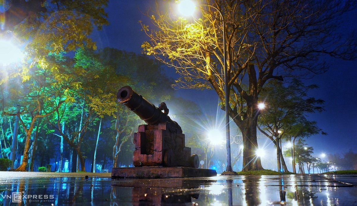 Hue in glimmer and grace as night falls Hue in glimmer and grace as night falls