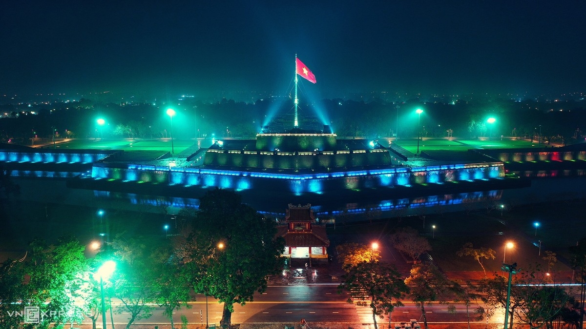 Hue in glimmer and grace as night falls Hue in glimmer and grace as night falls