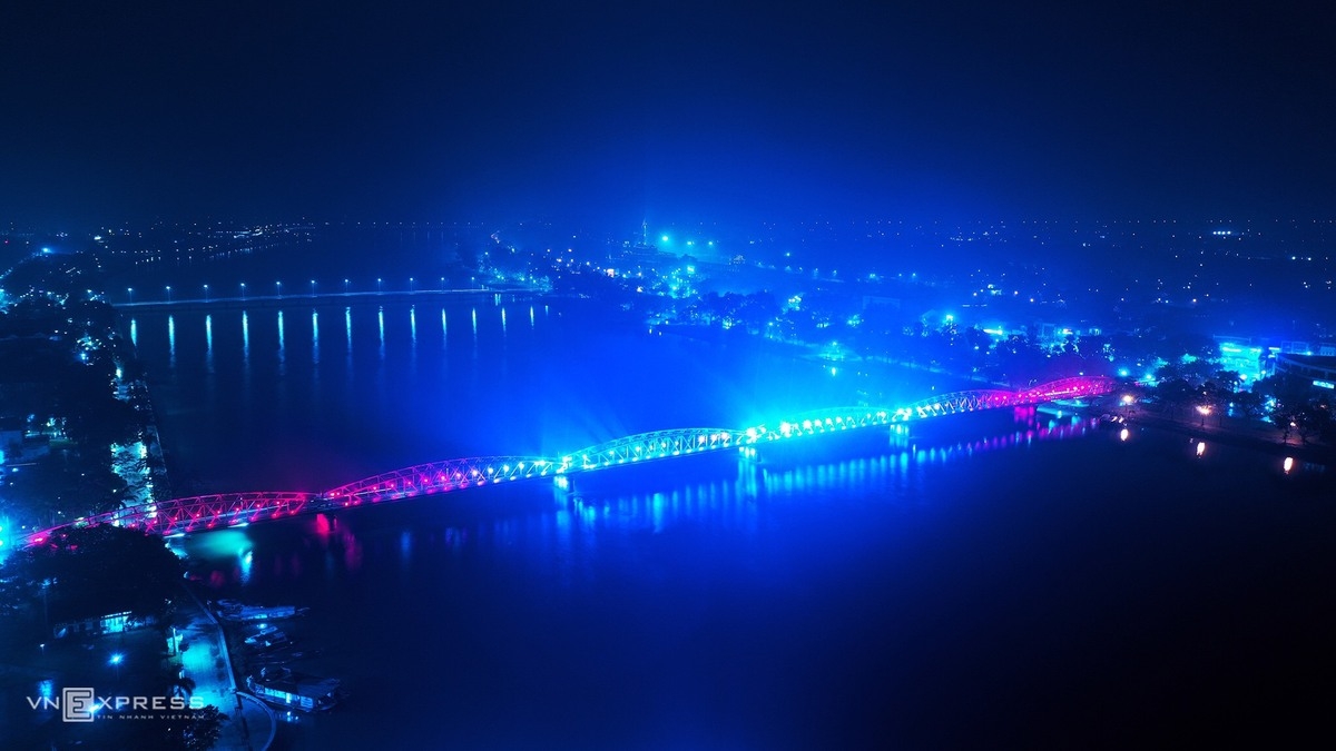 Hue in glimmer and grace as night falls Hue in glimmer and grace as night falls