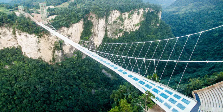Thrilling bungee jumping from glass-bottom bridge in Central China Zhangjiajie Grand Canyon Glass Bridge (Photo: China Travel)