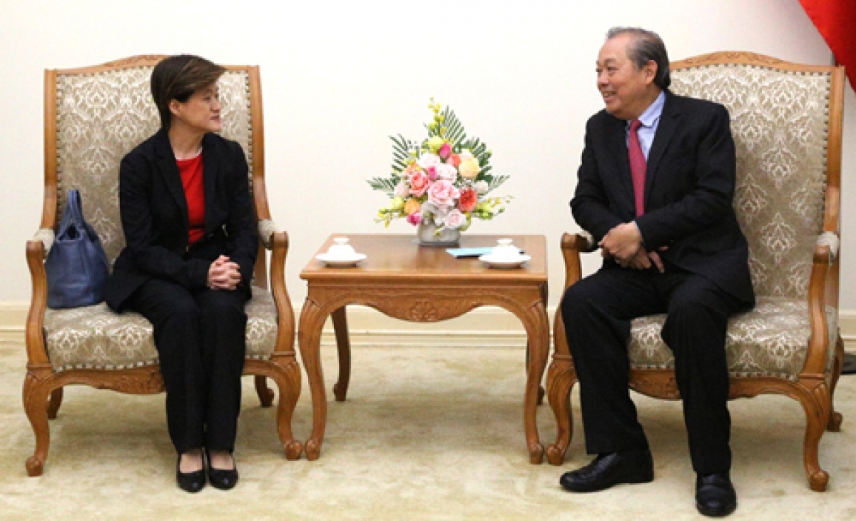 Vietnam News Today (December 26): Vietnamese and Chinese coast guards carry out joint patrols in Gulf of Tonkin Deputy PM Truong Hoa Binh (R) receives outgoing Singaporean ambassador Catherine Wong Siow Ping in Hanoi on Dec. 24. (Photo: VGP)