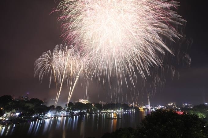 Vietnam News Today (December 26): Vietnamese and Chinese coast guards carry out joint patrols in Gulf of Tonkin Firework display in Hoan Kiem lake (Photo: VNE)
