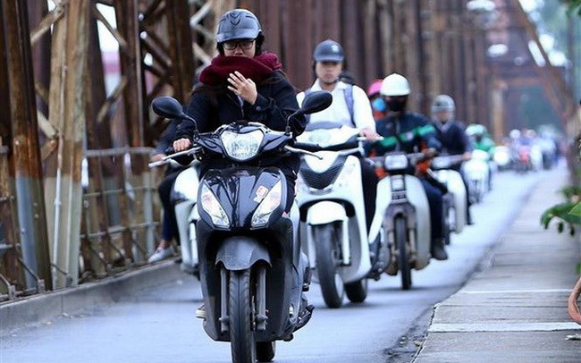 undefined People are all bundle up while traveling outside (Photo: CAFE F)
