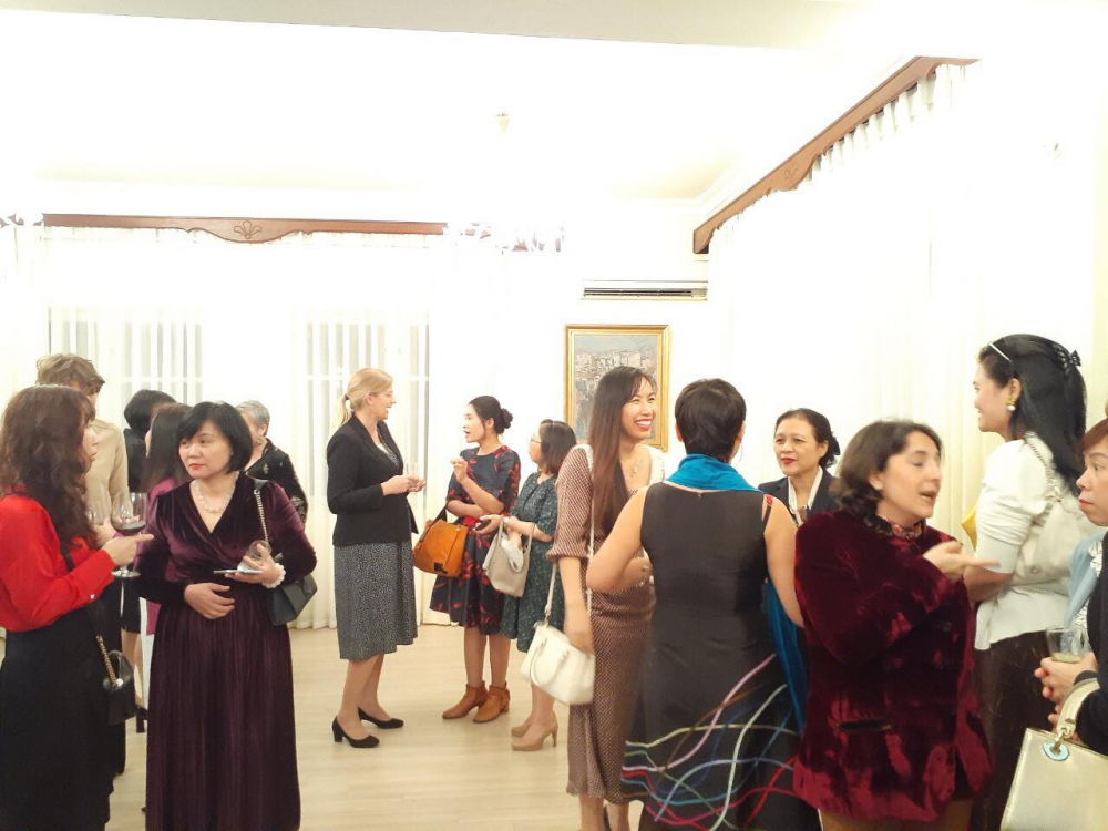 Những người phụ nữ chuyên nghiệp được tạo ra một nền tảng để kết bạn và thúc đẩy tình bạn của họ.