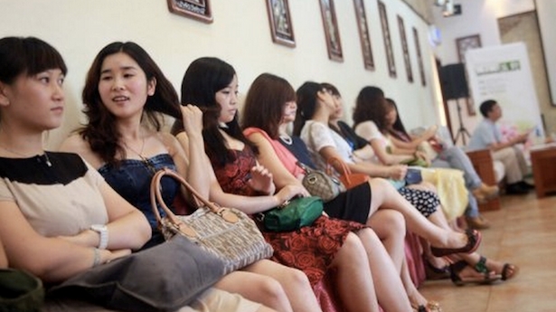 khong chi o viet nam phu nu chau a noi chung deu di hoc nghe thuat chan goi