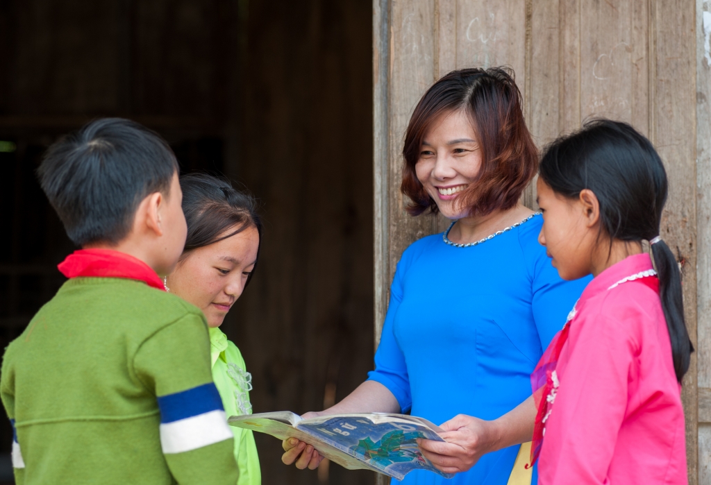 Cô giáo vùng biên “vượt núi” đi học tiến sĩ co giao vung bien vuot nui di hoc tien si