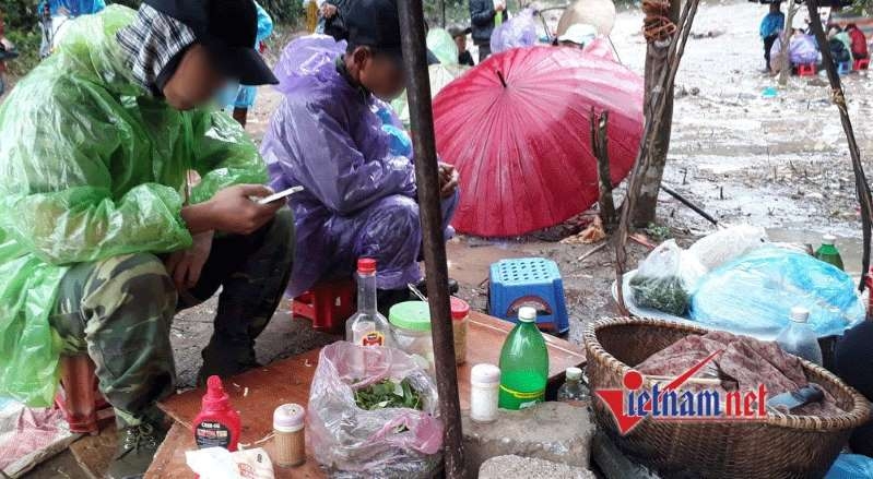 Đời cửu vạn vùng biên: Bí mật ở con đường bán sức kiếm tiền triệu mỗi đêm doi cuu van vung bien bi mat o con duong ban suc kiem tien trieu moi dem