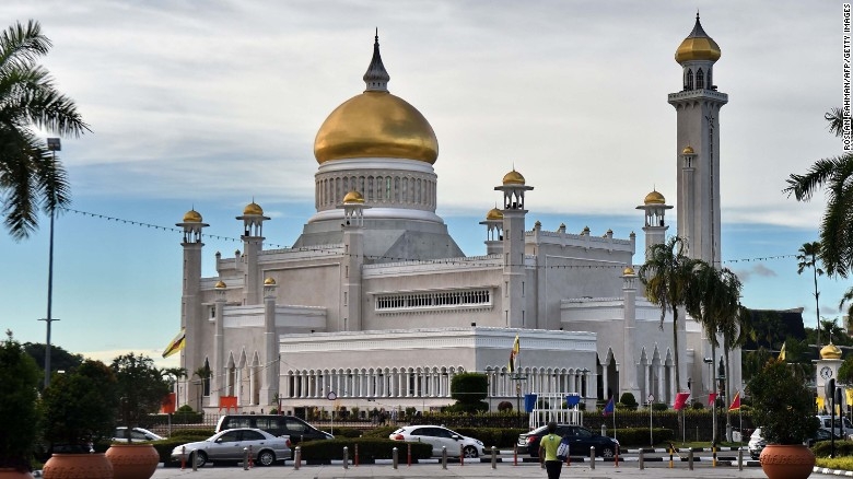 Brunei ban hành luật ném đá tới chết đối với người đồng tính, cộng đồng LGBT tìm cách thoát thân brunei ban hanh luat nem da toi chet doi voi nguoi dong tinh cong dong lgbt tim cach thoat than