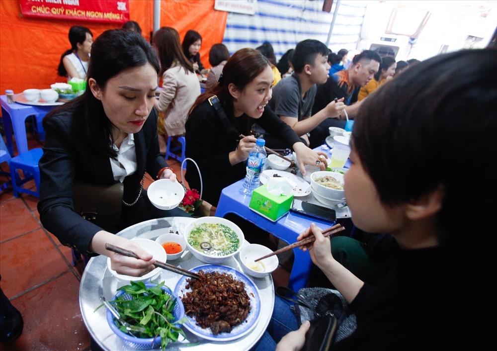 chen chan thuong thuc ngan chay toi la mieng giua long pho co ha noi 74720