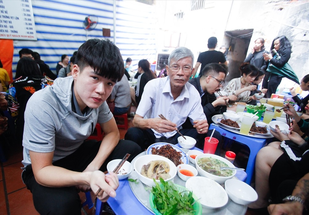 chen chan thuong thuc ngan chay toi la mieng giua long pho co ha noi 74720