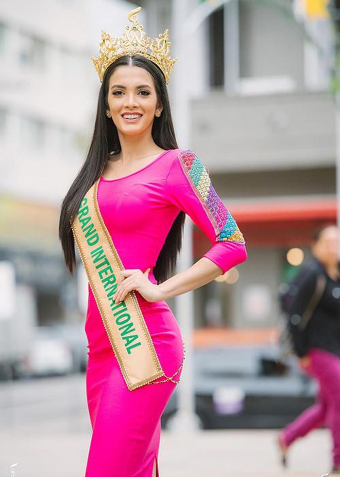 'Hoa hậu ngất xỉu' bị ném đá vì phát ngôn kì thị người chuyển giới hoa hau ngat xiu bi nem da vi phat ngon ki thi nguoi chuyen gioi
