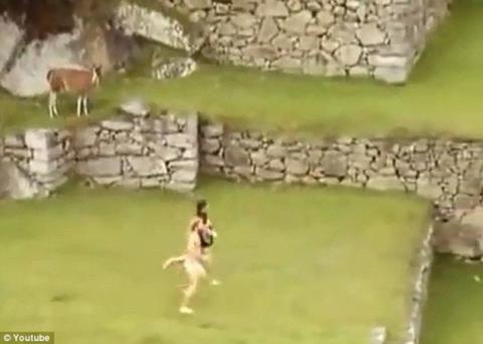 Những vụ chụp ảnh nude ở các di tích gây phẫn nộ trên thế giới nhung vu chup anh nude o cac di tich gay phan no tren the gioi