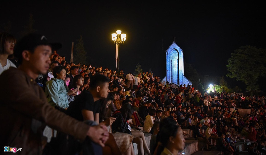 2 ngay dau ky nghi le nhieu diem du lich qua tai co moi bua vay