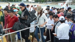choang voi hinh anh rac thai bua vay cac tu diem du lich trong dip nghi le 304 15