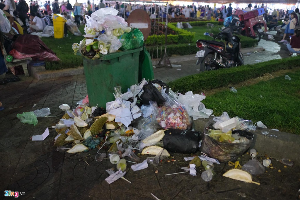 choang voi hinh anh rac thai bua vay cac tu diem du lich trong dip nghi le 304 15