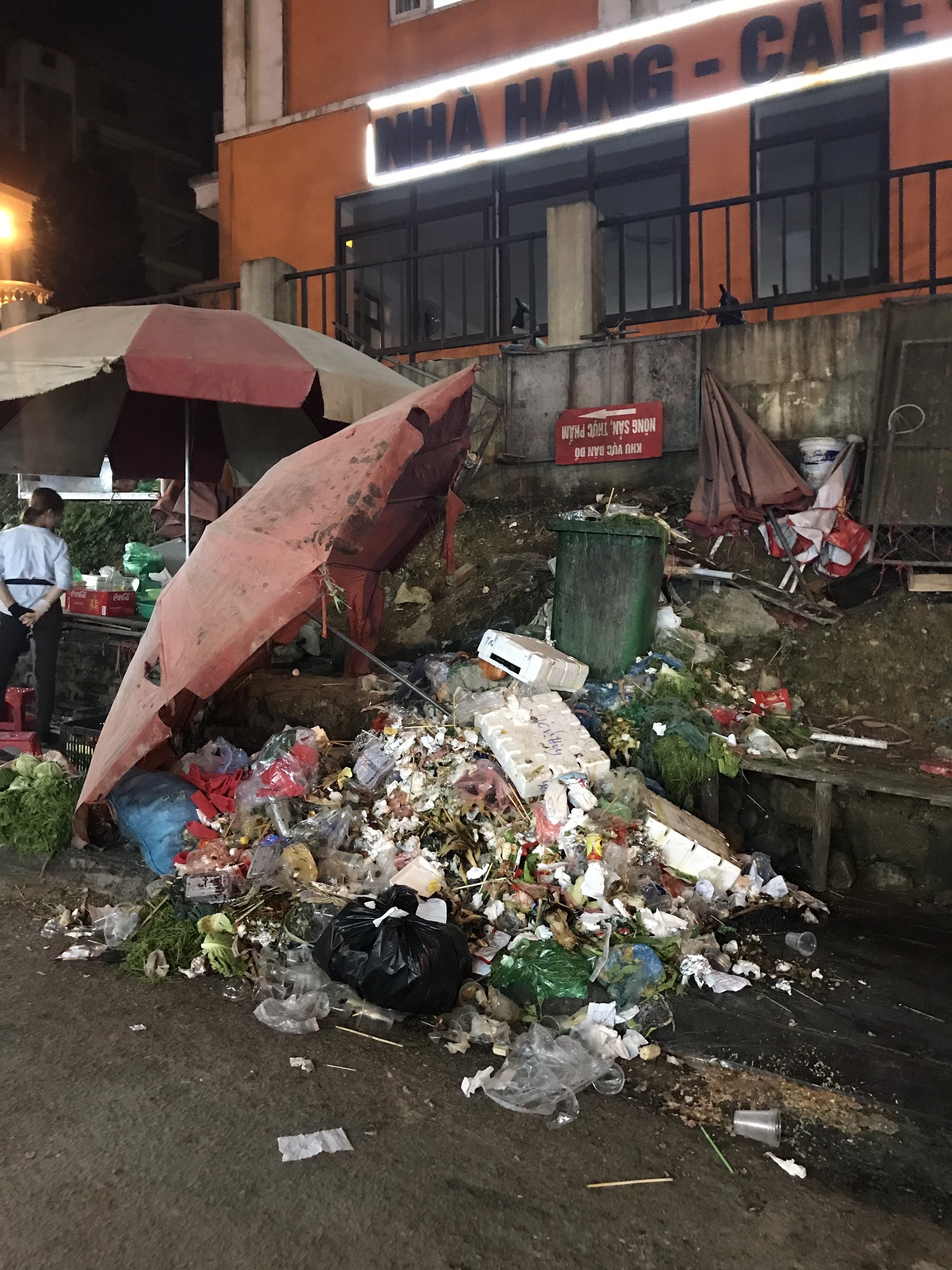 choang voi hinh anh rac thai bua vay cac tu diem du lich trong dip nghi le 304 15