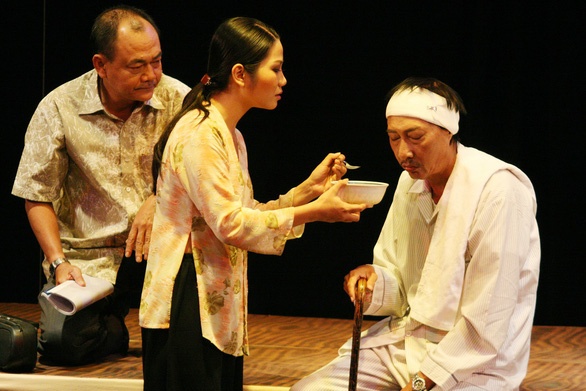 Nghệ sĩ Lê Bình sau thời gian dài chống chọi với ung thư phổi nghe si le binh sau thoi gian dai chong choi voi ung thu phoi