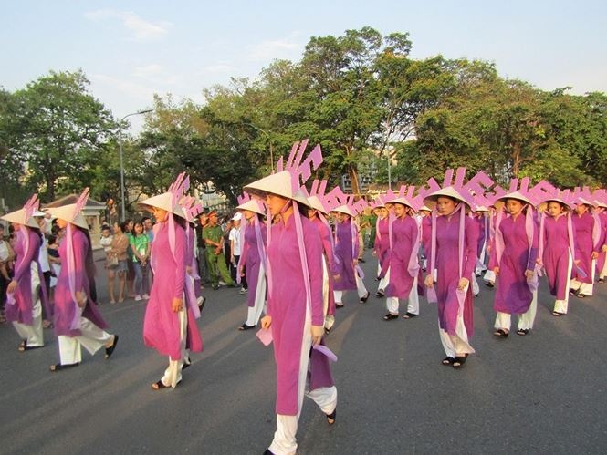 Xung quanh chuyện nón Huế bị 'cắm sừng' xung quanh chuyen non hue bi cam sung