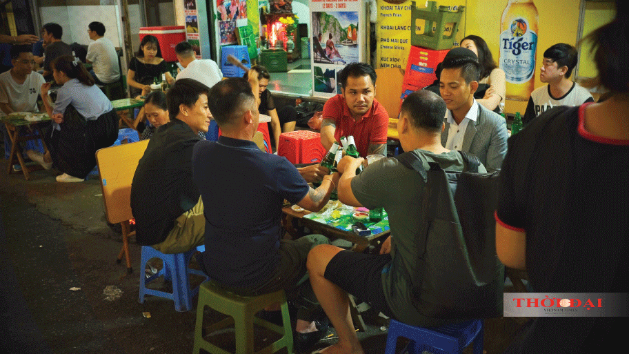 Khám phá "ngã tư quốc tế" Tạ Hiện giữa lòng phố cổ Hà Nội vi sao nga tu quoc te ta hien o ha noi hut khach