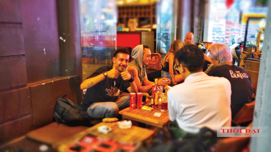Khám phá "ngã tư quốc tế" Tạ Hiện giữa lòng phố cổ Hà Nội vi sao nga tu quoc te ta hien o ha noi hut khach