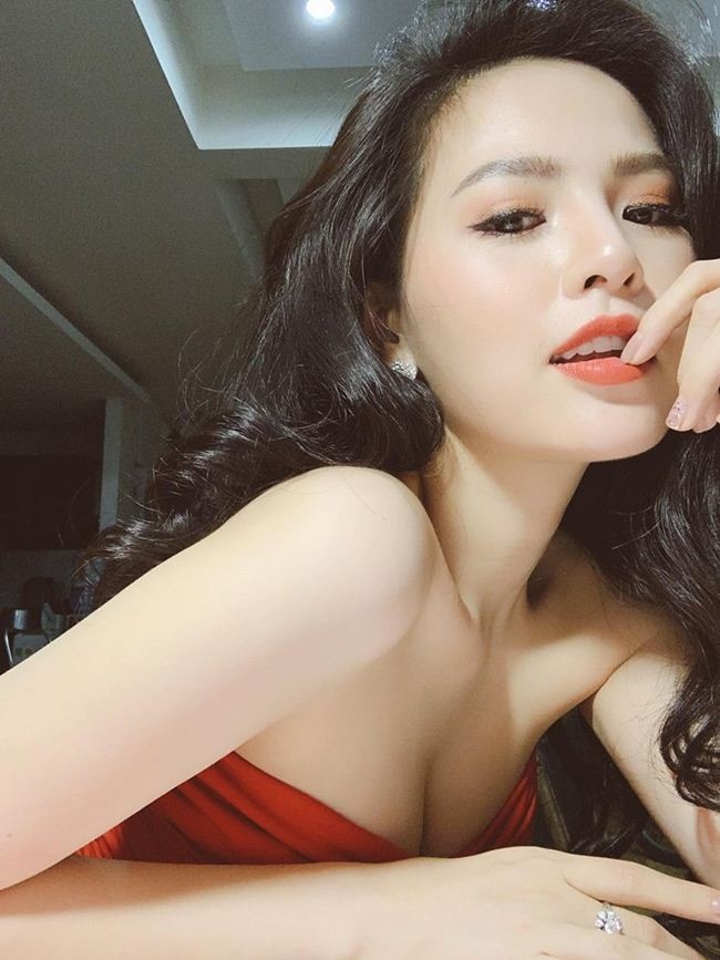 Phi Huyền Trang tạo dựng hình ảnh gợi cảm trong showbiz Việt phi huyen trang la ai