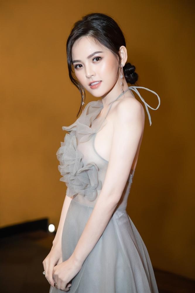 Phi Huyền Trang tạo dựng hình ảnh gợi cảm trong showbiz Việt phi huyen trang la ai