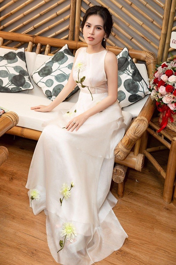 Phi Huyền Trang tạo dựng hình ảnh gợi cảm trong showbiz Việt phi huyen trang la ai
