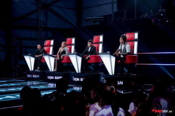 Tập 4 The Voice 2019: Lâm Bảo Ngọc khiến 4 HLV "đảo điên" bấm nút Switch, Tuấn Hưng loại Juky San tap 4 the voice 2019 lam bao ngoc khien 4 hlv dao dien bam nut switch tuan hung loai juky san