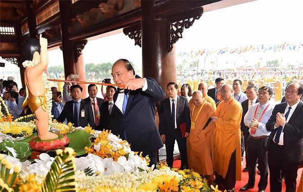 hon 20000 dai bieu tham du le khai mac dai le phat dan vesak 2019 o chua tam chuc