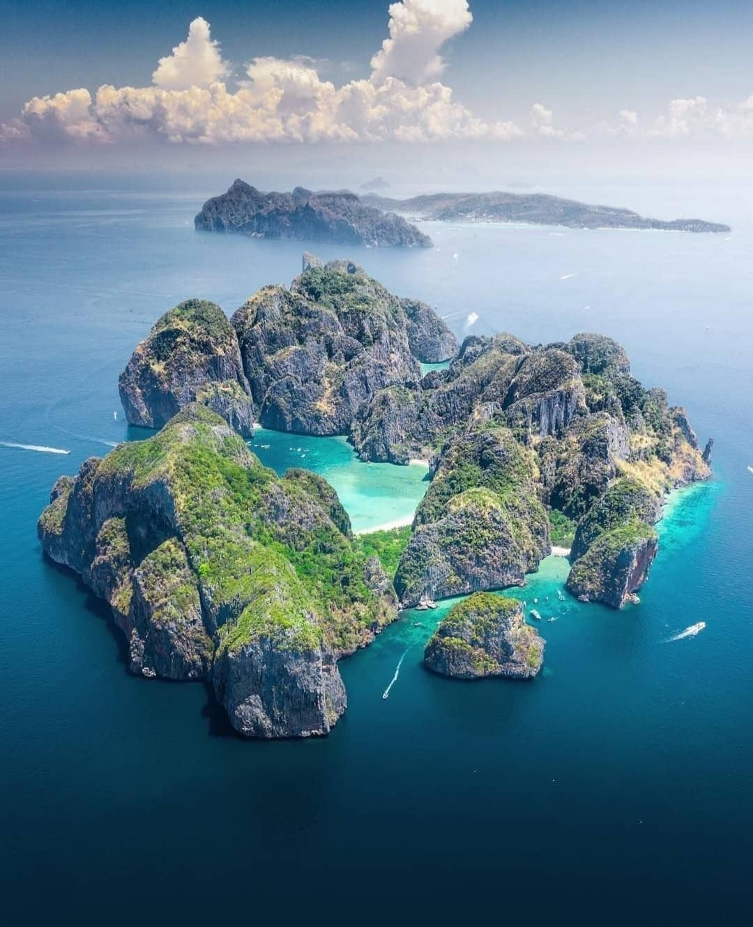 "Thiên đường cát trắng" vịnh Maya trước khi có quyết định đóng cửa đã từng đẹp và hút khách thế nào? thien duong cat trang vinh maya truoc khi co quyet dinh dong cua da tung dep va hut khach the nao
