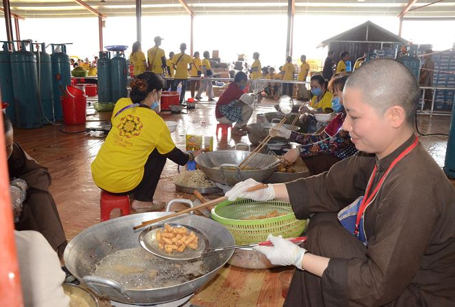 Cận cảnh khu bếp có 800 tình nguyện viên phục vụ Đại lễ Vesak 2019 can canh khu bep co 800 tinh nguyen vien phuc vu dai le vesak 2019