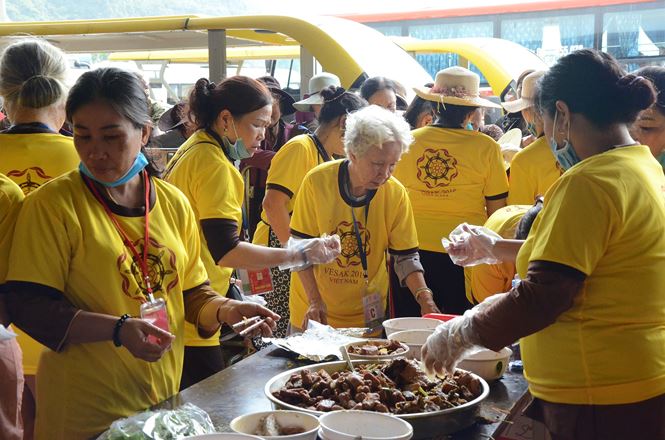Cận cảnh khu bếp có 800 tình nguyện viên phục vụ Đại lễ Vesak 2019 can canh khu bep co 800 tinh nguyen vien phuc vu dai le vesak 2019