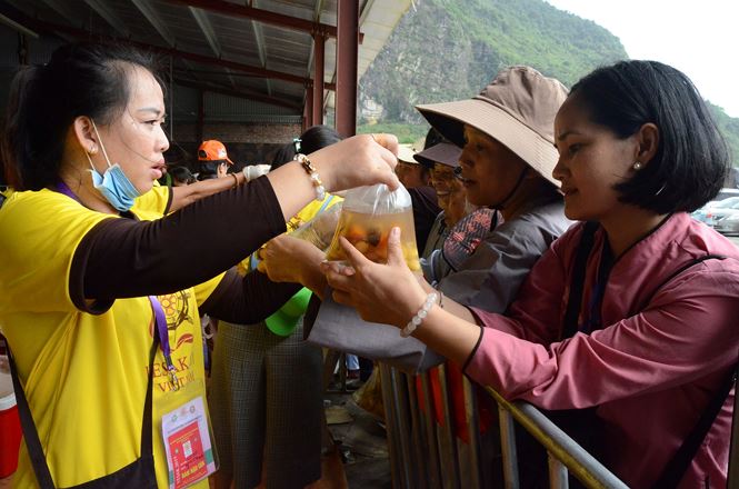 Cận cảnh khu bếp có 800 tình nguyện viên phục vụ Đại lễ Vesak 2019 can canh khu bep co 800 tinh nguyen vien phuc vu dai le vesak 2019