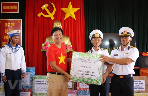 Hải trình 8 ngày vượt trùng khơi nối đất liền với biển đảo Trường Sa hai trinh 8 ngay vuot trung khoi noi dat lien voi bien dao truong sa