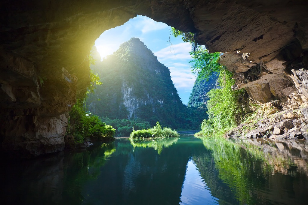 ĐIều gì khiến Tam Cốc Bích Động được ví là "Vịnh Hạ Long trên cạn"? ly do gi khien tam coc bich dong duoc vi la vinh ha long tren can