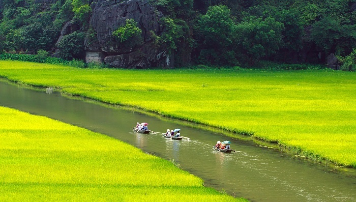 ĐIều gì khiến Tam Cốc Bích Động được ví là "Vịnh Hạ Long trên cạn"? ly do gi khien tam coc bich dong duoc vi la vinh ha long tren can